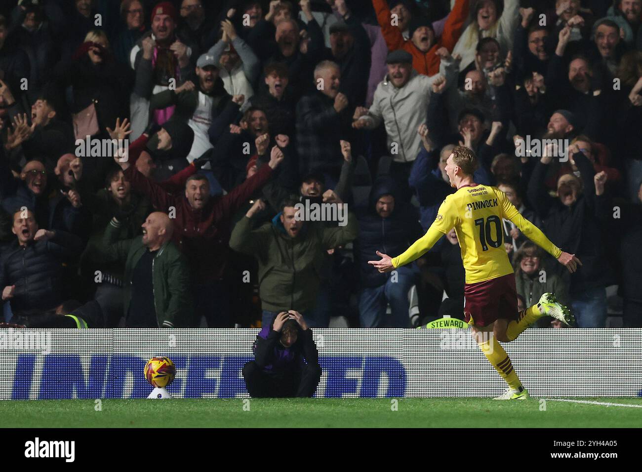 Il Northampton TownÕs Mitch Pinnock celebra il gol contro il Birmingham City nell'ultimo minuto dei tempi supplementari, mentre il ragazzo di palla tiene la testa disperata durante la partita Sky Bet League One al St. Andrew's @ Knighthead Park, Birmingham. Data foto: Sabato 9 novembre 2024. Foto Stock