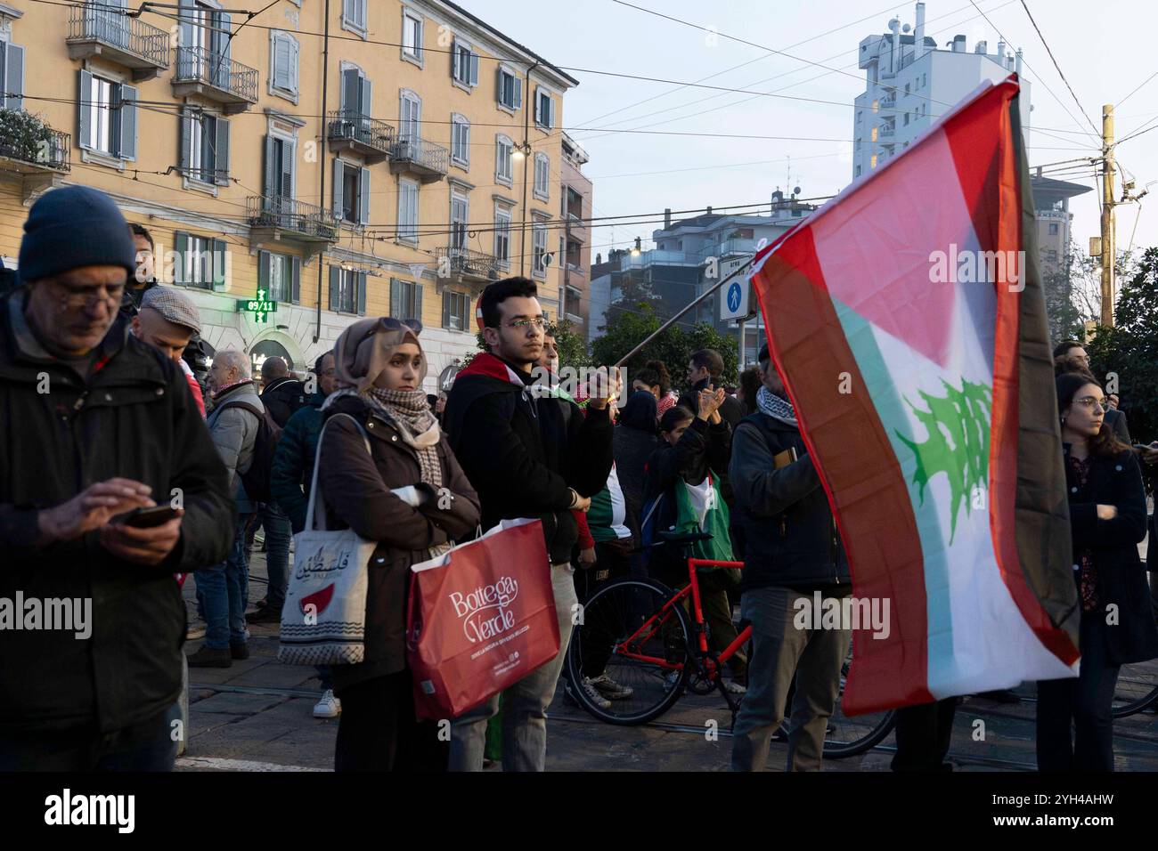 Milano, Ita. 9 novembre 2024. Un ragazzo sventola la bandiera Libanese unita a quella Palestinese alla manifestazione pro Palestina in porta Genova, sabato 09 novembre 2024 crediti: LaPresse/Alamy Live News Foto Stock