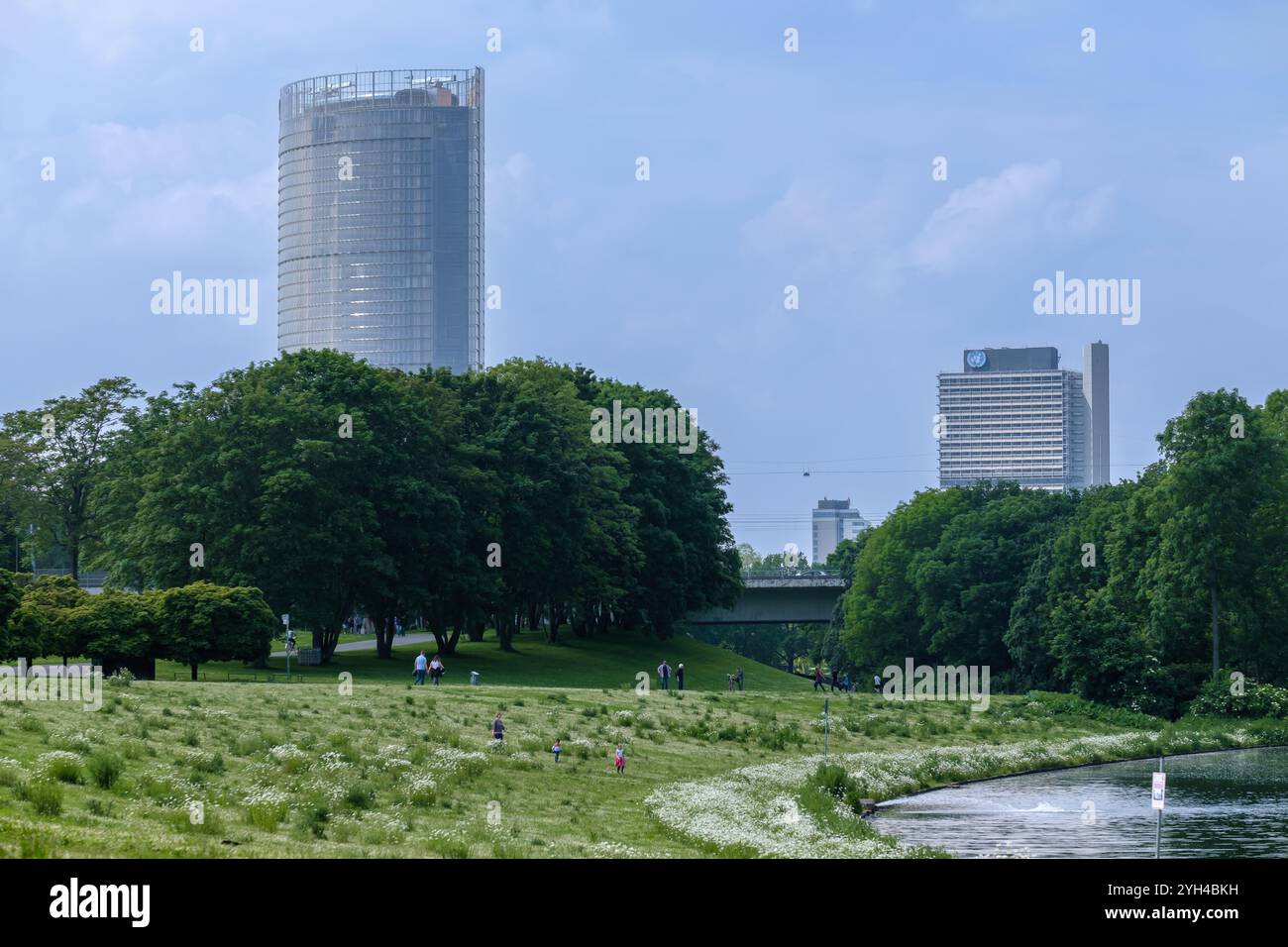 Vista del bellissimo parco pubblico Rheinaue, l'edificio della sede centrale della posta tedesca e l'edificio delle Nazioni Unite a Bonn, Germania Foto Stock