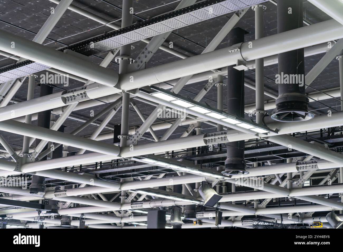 Moderna struttura del tetto in acciaio con condotti di ventilazione Foto Stock