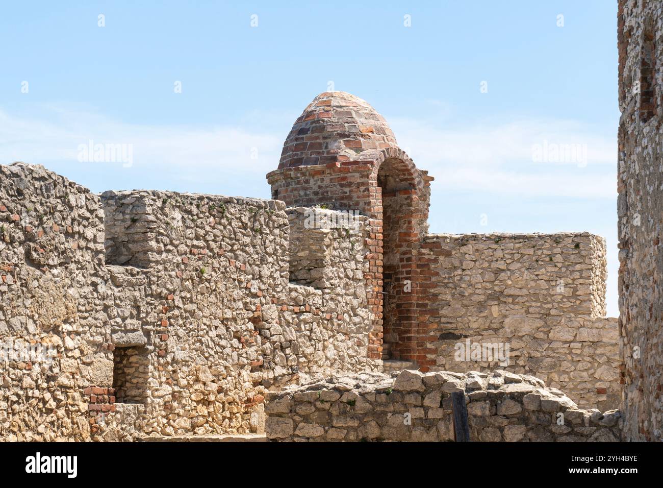 Rovine medievali della fortezza in pietra con torre di guardia ad arco Foto Stock