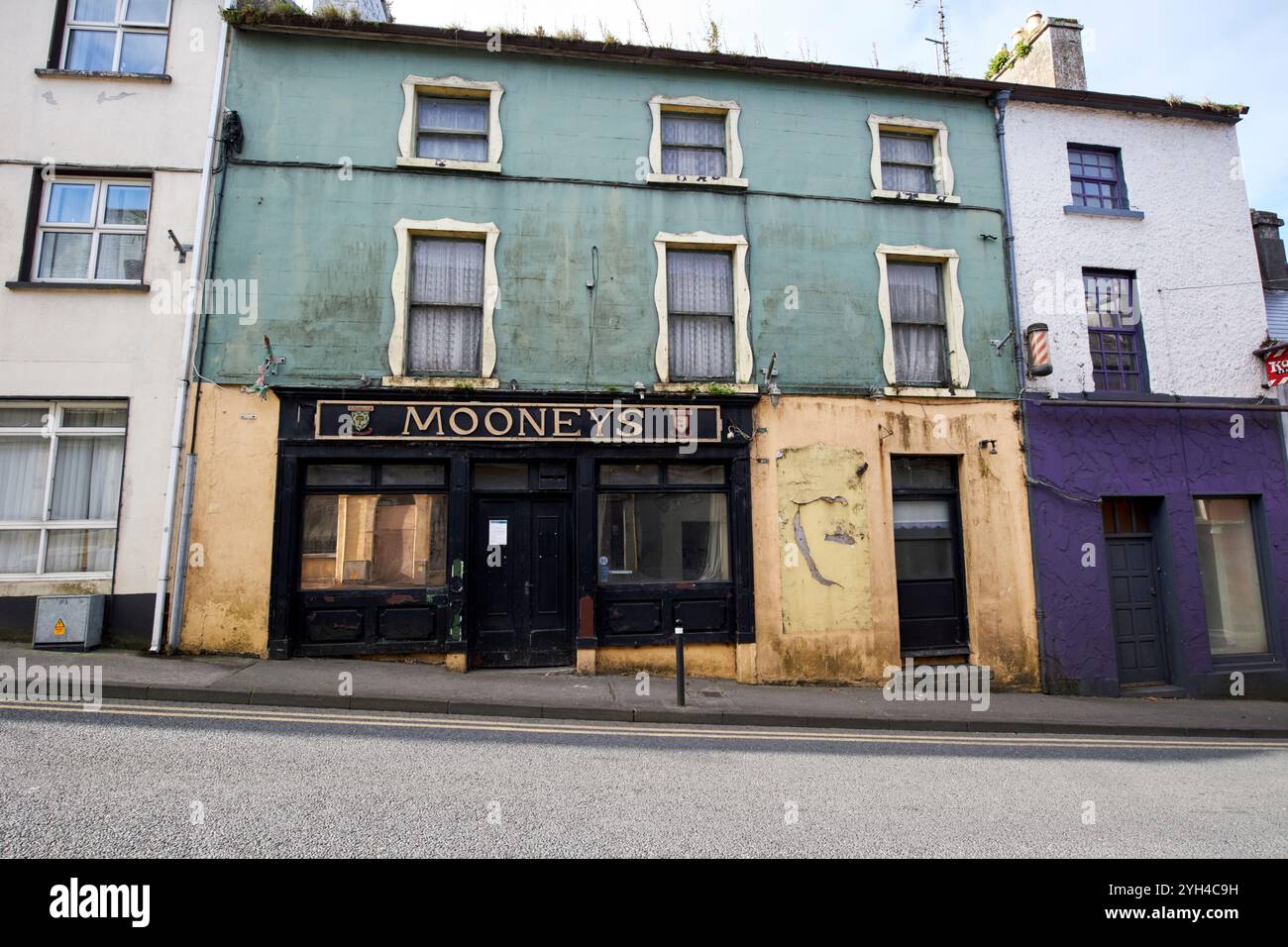 edifici abbandonati tra cui il vecchio pub mooneys ballinrobe, contea di mayo, repubblica d'irlanda Foto Stock