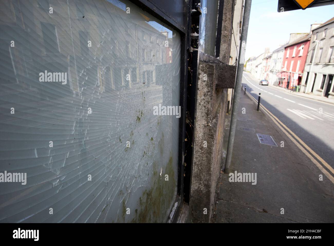 finestra di vetro temprato rotto ballinrobe, contea di mayo, repubblica d'irlanda Foto Stock