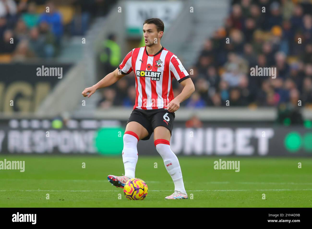 Wolverhampton, Regno Unito. 9 novembre 2024. Taylor Harwood-Bellis di Southampton in azione durante la partita di Premier League Wolverhampton Wanderers vs Southampton a Molineux, Wolverhampton, Regno Unito, 9 novembre 2024 (foto di Gareth Evans/News Images) a Wolverhampton, Regno Unito il 9/11/2024. (Foto di Gareth Evans/News Images/Sipa USA) credito: SIPA USA/Alamy Live News Foto Stock