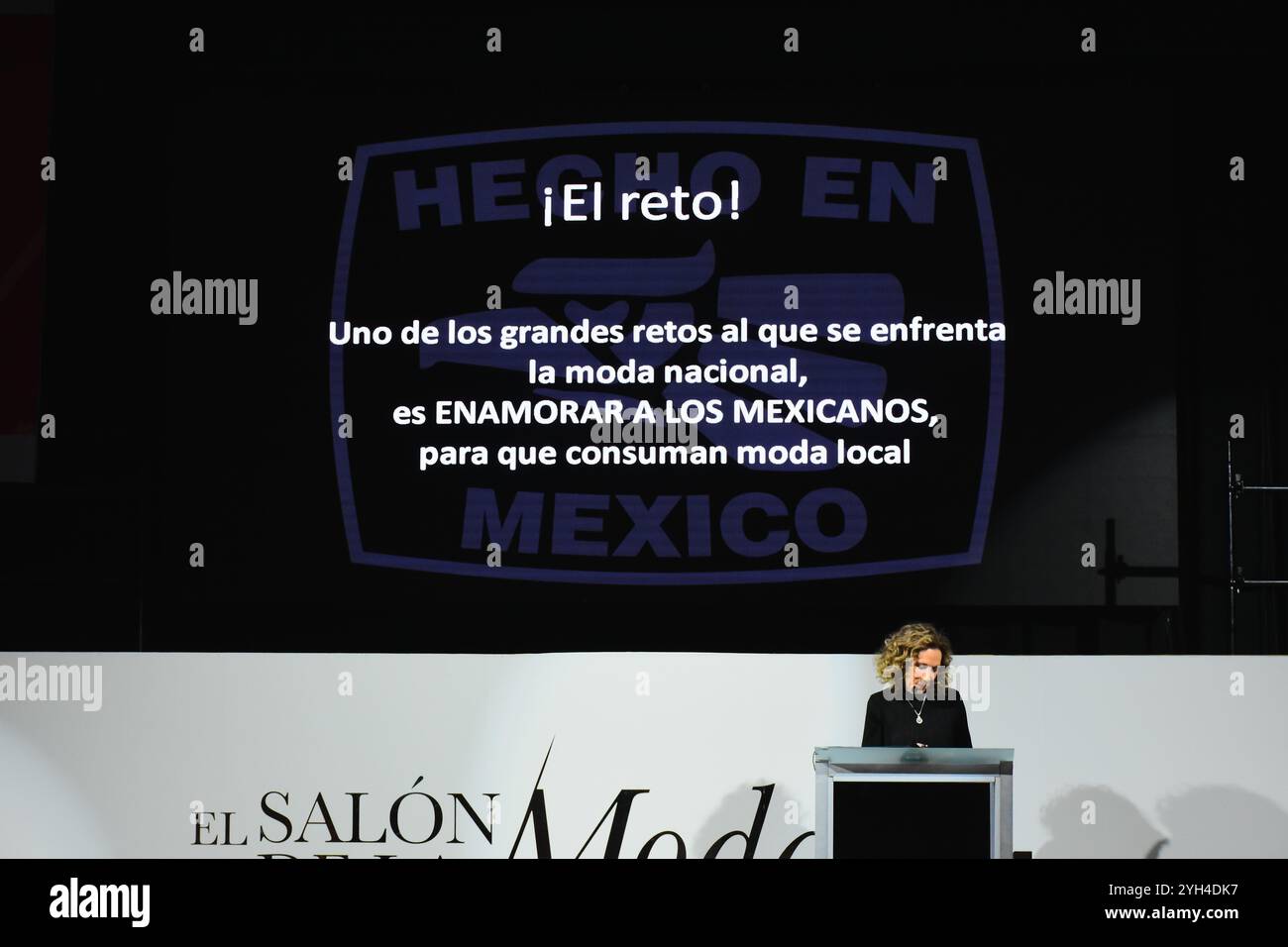 LEON, MESSICO - 8 NOVEMBRE. Mercedes Benz Fashion Week Mexico Director, Beatriz Calles keynote Los Reyes de la Moda durante CANAIVE El Salon de la Moda a Casa de Piedra l'8 novembre 2024 a Leon, Messico. (Foto di JVMODEL) credito: JVMODEL/Alamy Live News Foto Stock