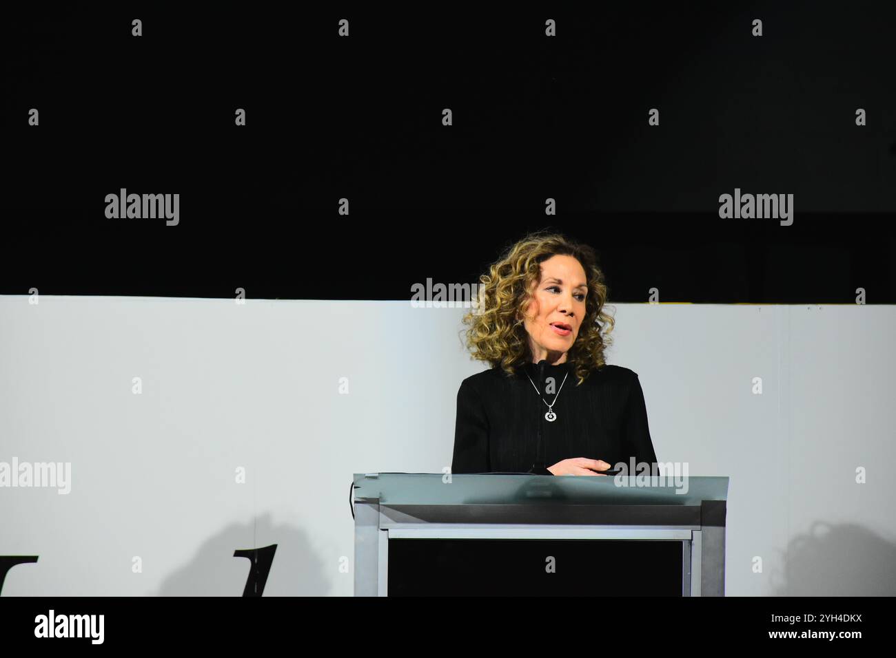 LEON, MESSICO - 8 NOVEMBRE. Mercedes Benz Fashion Week Mexico Director, Beatriz Calles keynote Los Reyes de la Moda durante CANAIVE El Salon de la Moda a Casa de Piedra l'8 novembre 2024 a Leon, Messico. (Foto di JVMODEL) credito: JVMODEL/Alamy Live News Foto Stock