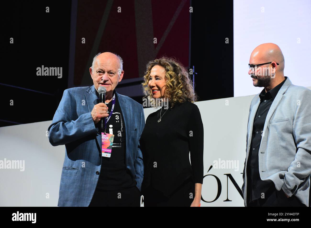 LEON, MESSICO - 8 NOVEMBRE. Mercedes Benz Fashion Week Mexico Director, Beatriz Calles dopo il keynote Los Reyes de la Moda durante CANAIVE El Salon de la Moda a Casa de Piedra l'8 novembre 2024 a Leon, Messico. (Foto di JVMODEL) credito: JVMODEL/Alamy Live News Foto Stock