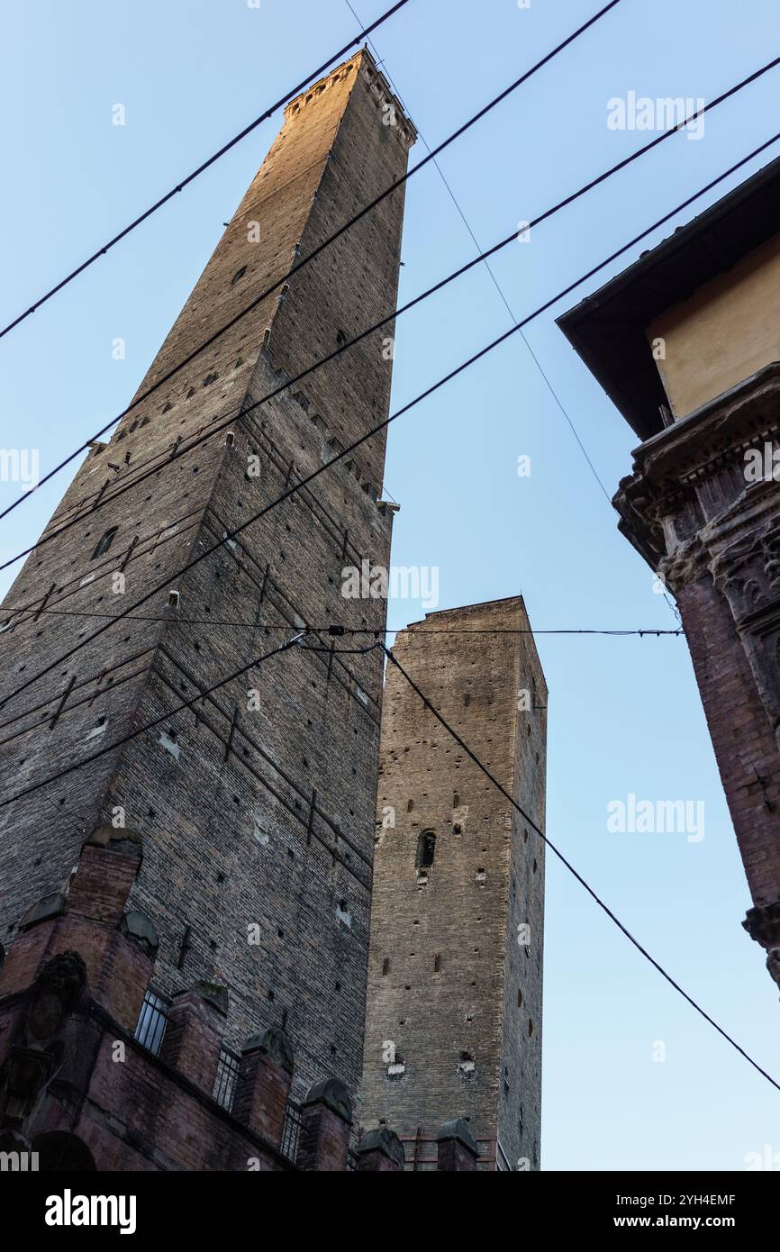 Bologna, Italia - 2 novembre 2024: La Torre degli Asinelli (la più alta) e la Torre Garisenda (la più bassa), entrambe pendenti, sono punti di riferimento di Bologna. Foto Stock