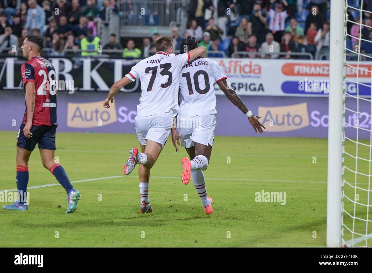 Cagliari, Italia. 9 novembre 2024. Lo streaker Rafael le&#xe3;o del Milan segna due gol e festeggia durante la partita di calcio di serie A tra Cagliari calcio e AC Milan all'Unipol Domus di Cagliari, in Sardegna - sabato 9 novembre 2024. Sport - calcio (foto di Gianluca Zuddas/Lapresse) credito: LaPresse/Alamy Live News Foto Stock