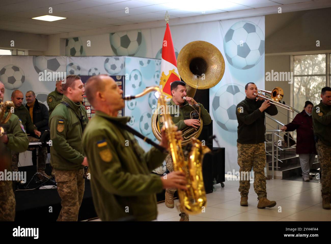 Odessa, Ucraina. 9 novembre 2024. Esibizione di musicisti dell'orchestra da concerto dell'Accademia militare di Odessa, Brass Band "Good Evening" nella hall dello stadio Chornomorets. Esibizione di musicisti dell'orchestra da concerto dell'Accademia militare di Odessa, Brass Band "Good Evening" nella hall dello stadio Chornomorets. L'obiettivo è sostenere il morale della popolazione durante l'aggressione militare della Federazione Russa. Credito: SOPA Images Limited/Alamy Live News Foto Stock