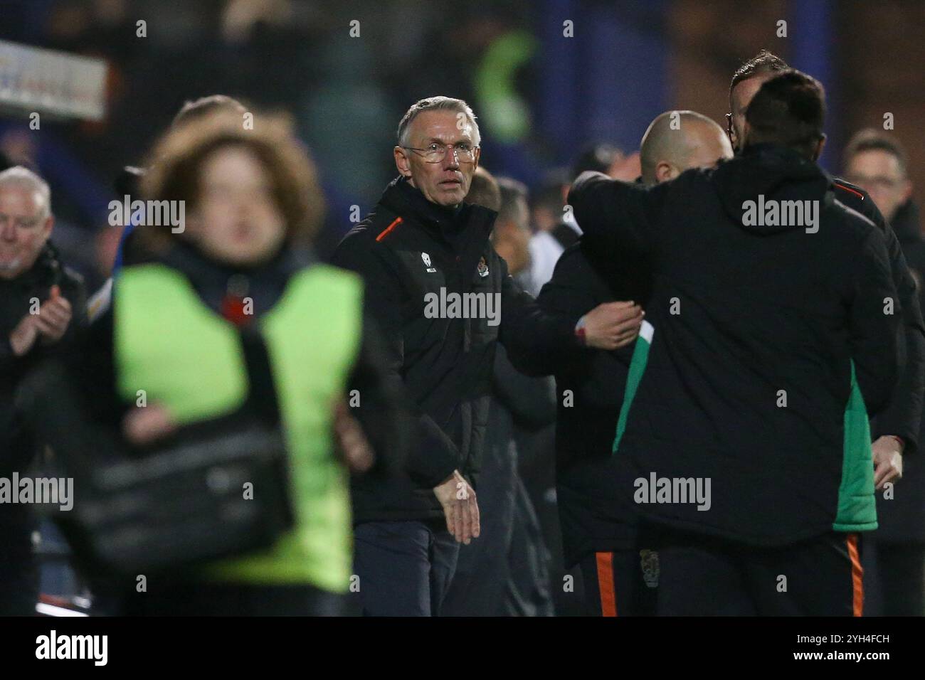 Birkenhead, Regno Unito. 9 novembre 2024. Nigel Adkins, il manager dei Tranmere Rovers (c) e il suo staff celebrano la vittoria alla fine della partita. EFL Skybet Football League Two Match, Tranmere Rovers contro Newport County a Prenton Park, Birkenhead, Wirral, sabato 9 novembre 2024. Questa immagine può essere utilizzata solo per scopi editoriali. Solo per uso editoriale, .pic di Chris Stading/ credito: Andrew Orchard fotografia sportiva/Alamy Live News Foto Stock