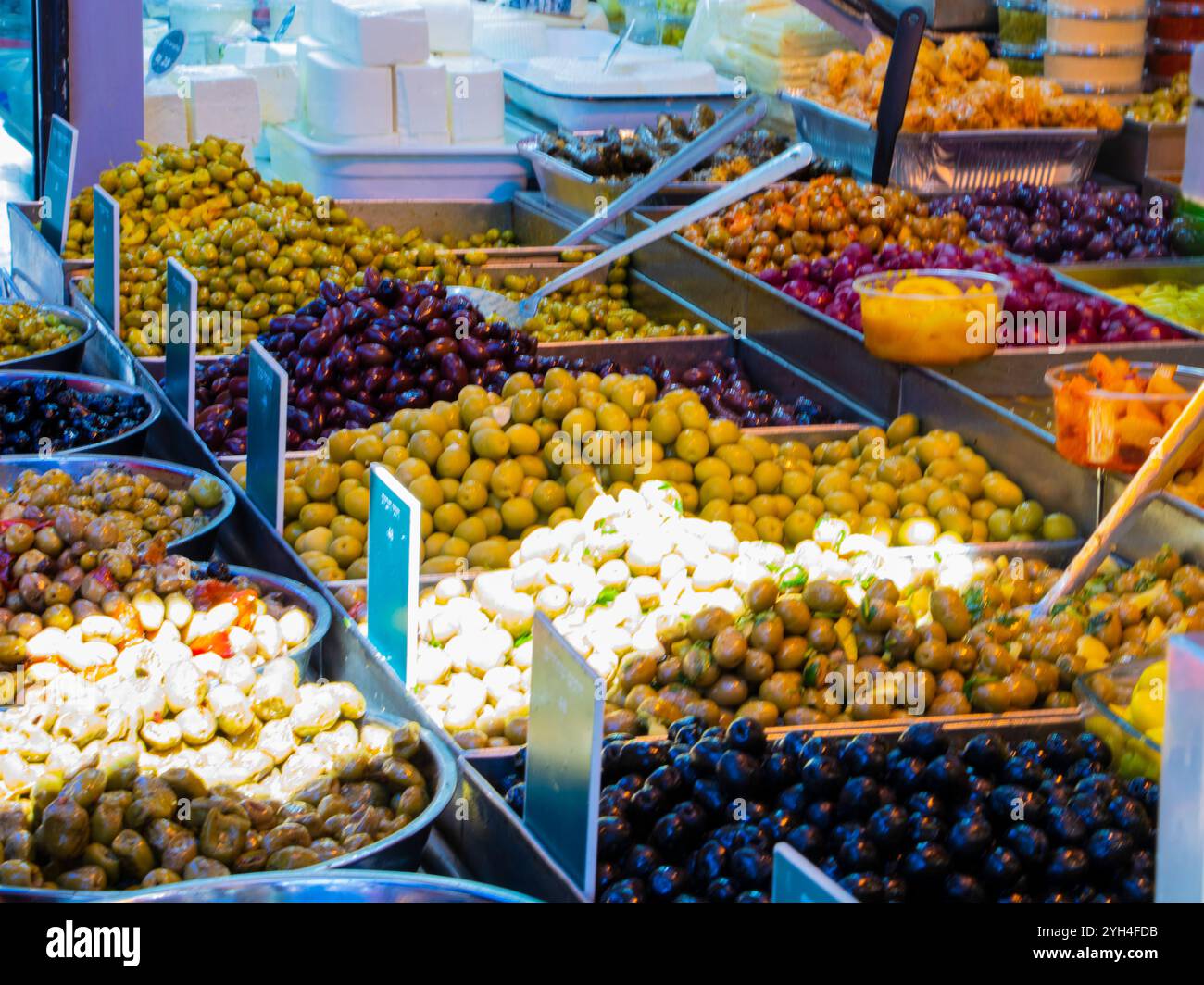 Olive e sottaceti al mercato Foto Stock