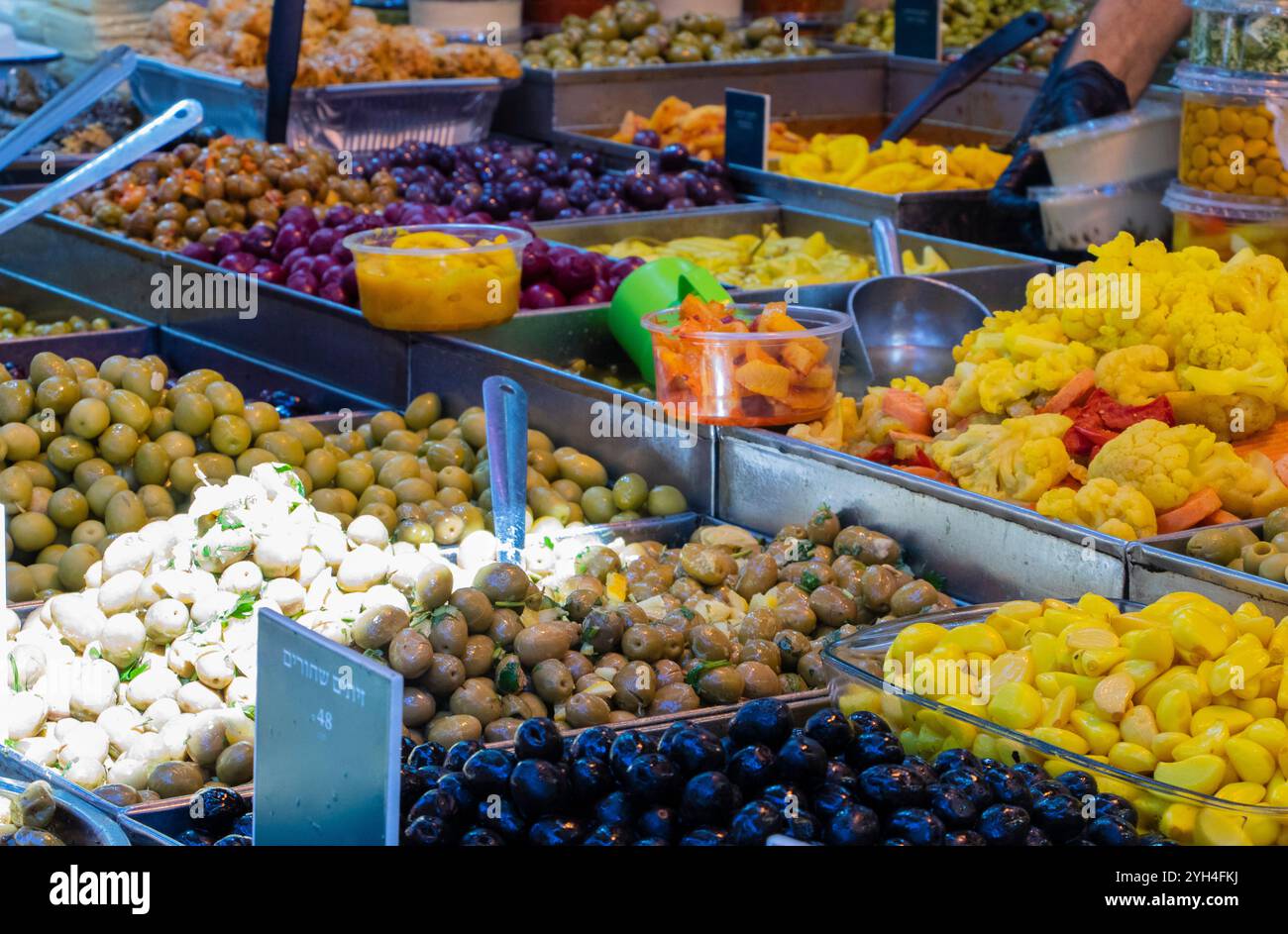 Olive e sottaceti al mercato Foto Stock
