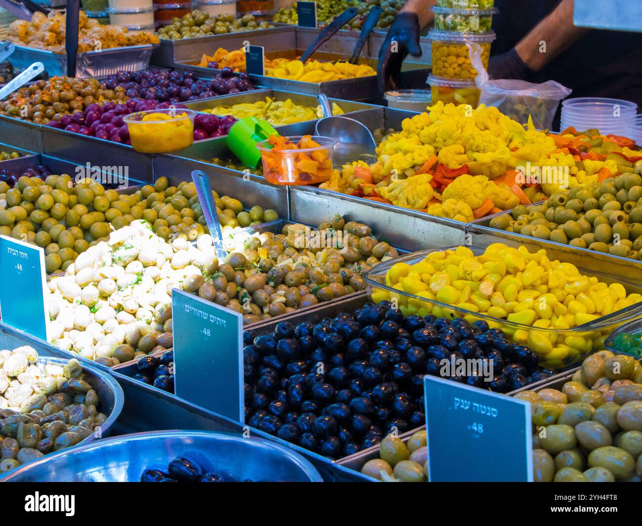 Olive e sottaceti al mercato Foto Stock