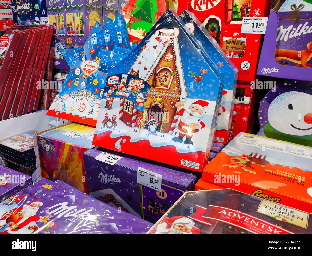 Augusta, Baviera, Germania - 9 novembre 2024: Calendario dell'avvento in un supermercato, inizio delle vendite dei calendari dell'Avvento nel commercio al dettaglio. Calendario natalizio simbolo per i bambini con 24 porte piene di cioccolato e sorprese. *** Adventskalender in einem Supermarkt, Verkaufsstart der Kalender für den Advent im Einzelhandel und Handel. Symbol Weihnachtskalender für Kinder mit 24 Türchen voller Schokolade und Überraschungen. Foto Stock