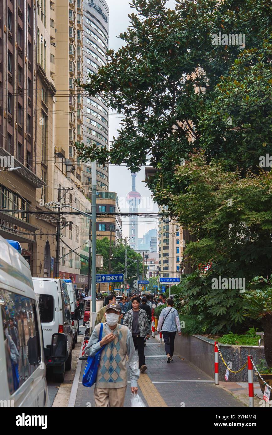 Vivace scena di Shanghai Street con vista sulla Oriental Pearl Tower Foto Stock
