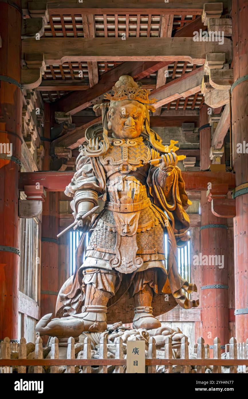 Statua del guardiano Komokuten, Tōdai-ji - tempio Todaiji, Nara, Giappone Foto Stock