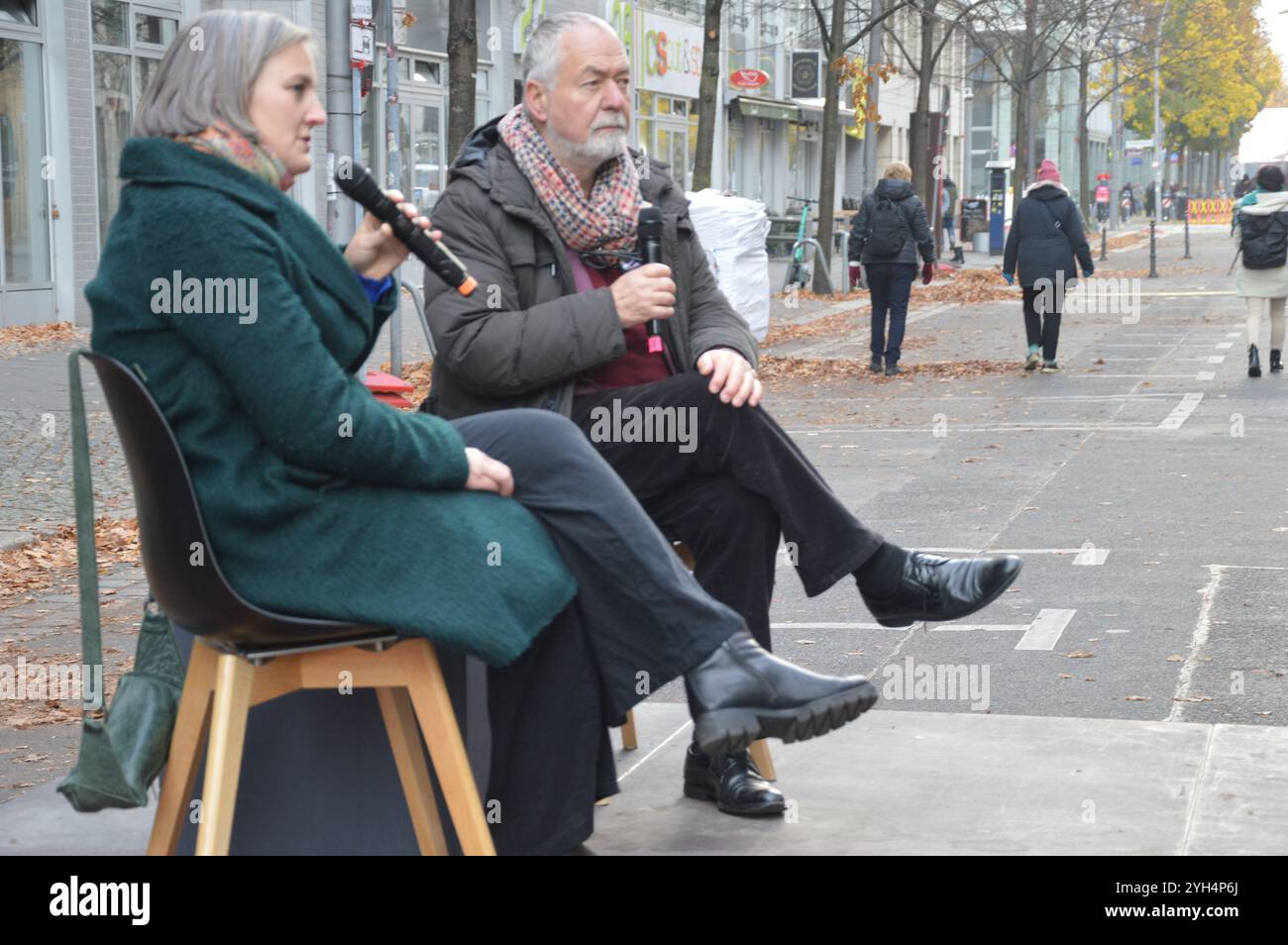 Berlino, Germania - il teologo e politico Markus Meckel parla a Zimmerstrasse vicino al Checkpoint Charlie - celebrazione della caduta del muro di Berlino 35 anni fa. (Foto di Markku Rainer Peltonen) Foto Stock