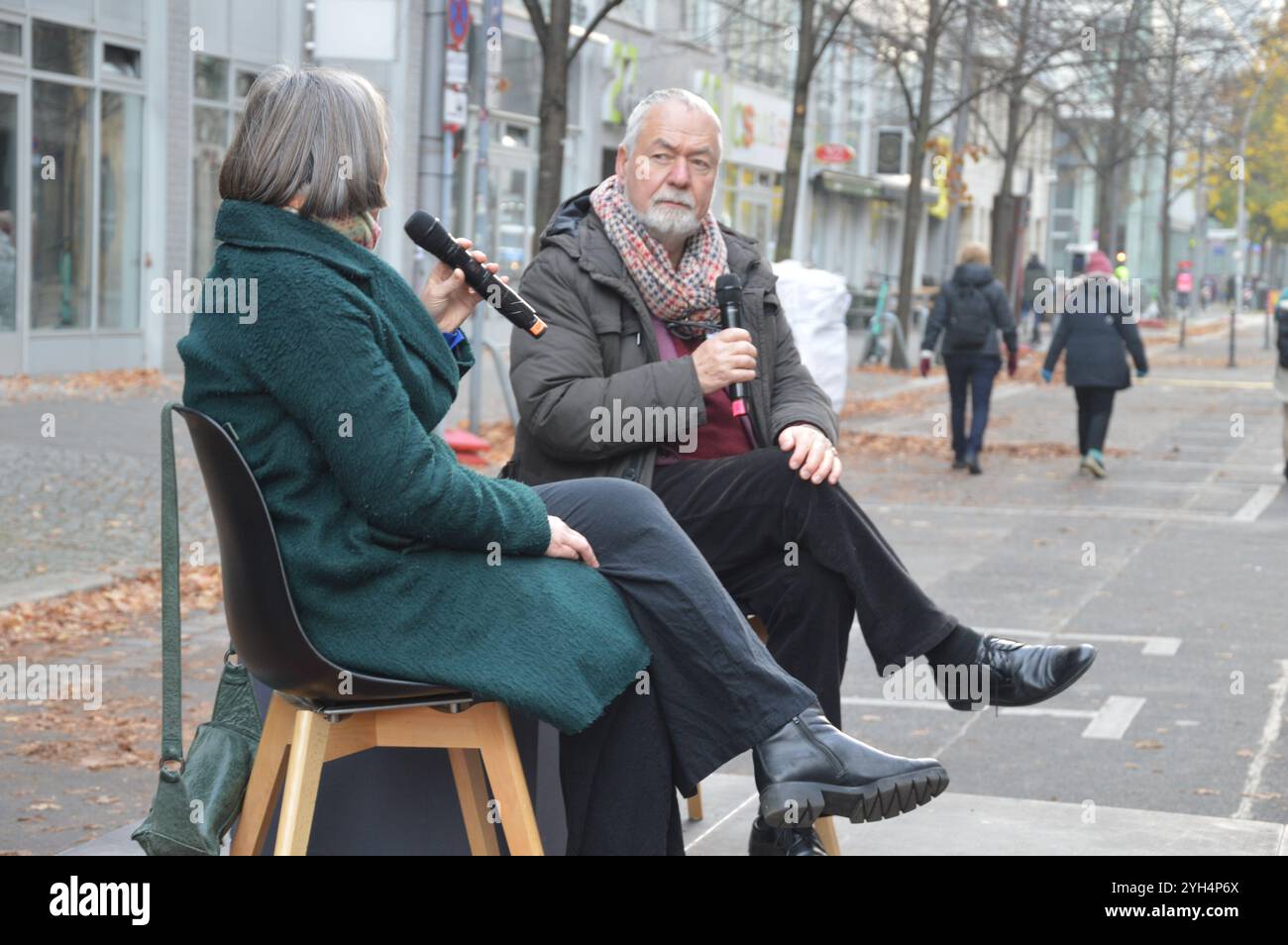 Berlino, Germania - il teologo e politico Markus Meckel parla a Zimmerstrasse vicino al Checkpoint Charlie - celebrazione della caduta del muro di Berlino 35 anni fa. (Foto di Markku Rainer Peltonen) Foto Stock