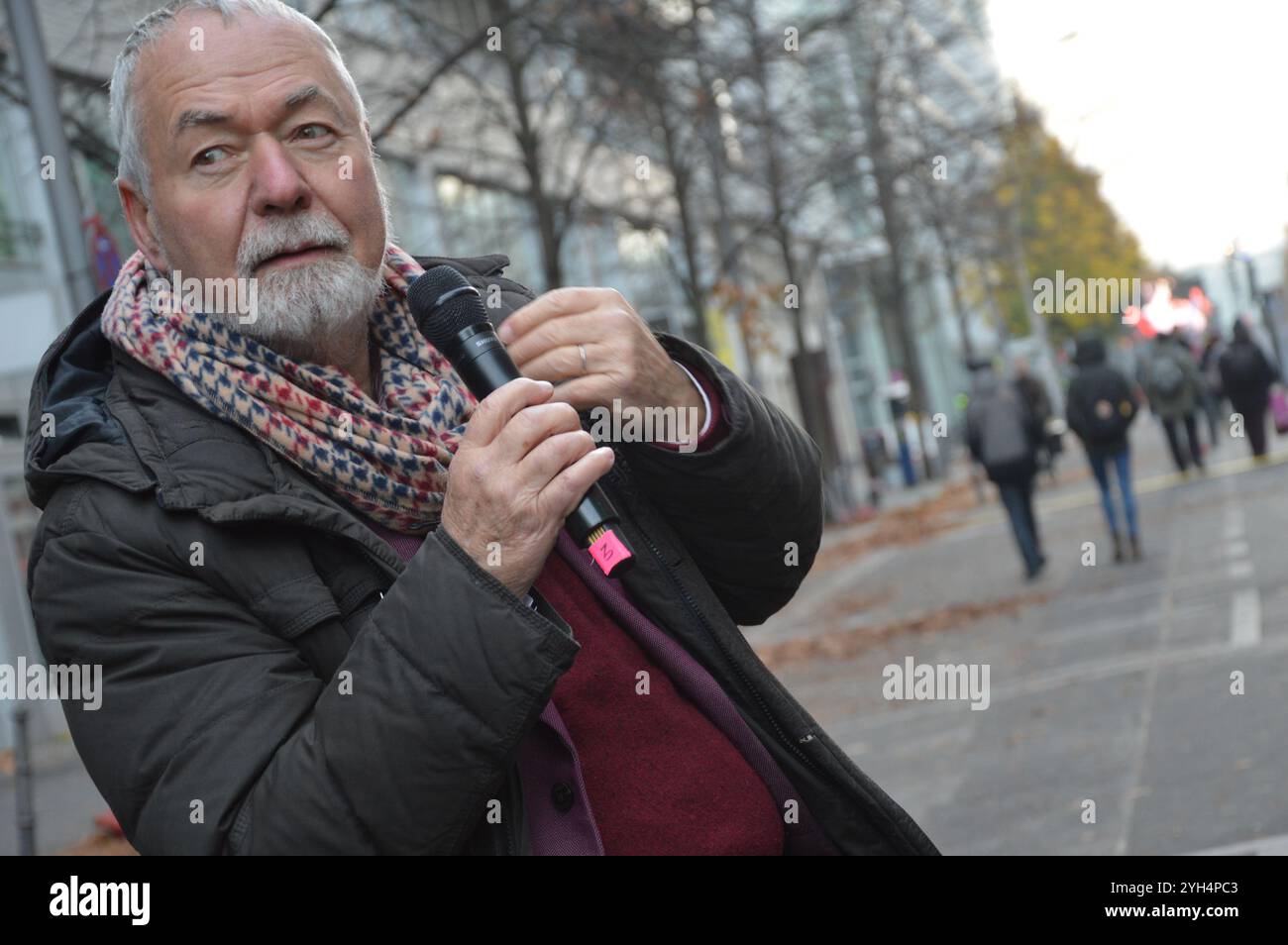 Berlino, Germania - il teologo e politico Markus Meckel parla a Zimmerstrasse vicino al Checkpoint Charlie - celebrazione della caduta del muro di Berlino 35 anni fa. (Foto di Markku Rainer Peltonen) Foto Stock