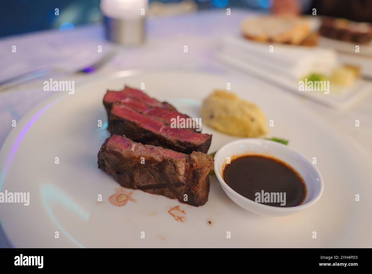 Primo piano di bistecca media rara con salsa e purè di patate Foto Stock