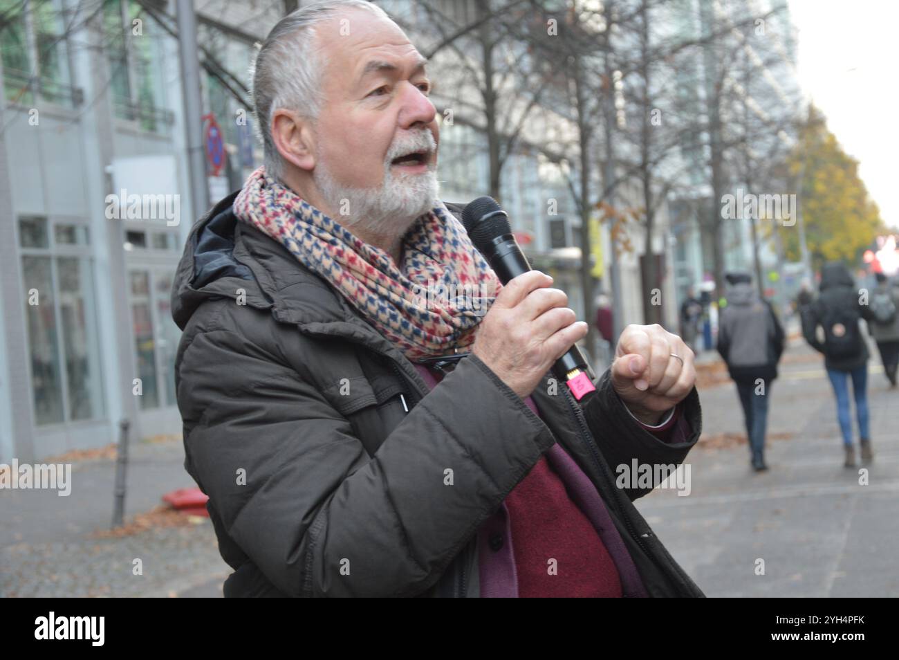 Berlino, Germania - il teologo e politico Markus Meckel parla a Zimmerstrasse vicino al Checkpoint Charlie - celebrazione della caduta del muro di Berlino 35 anni fa. (Foto di Markku Rainer Peltonen) Foto Stock