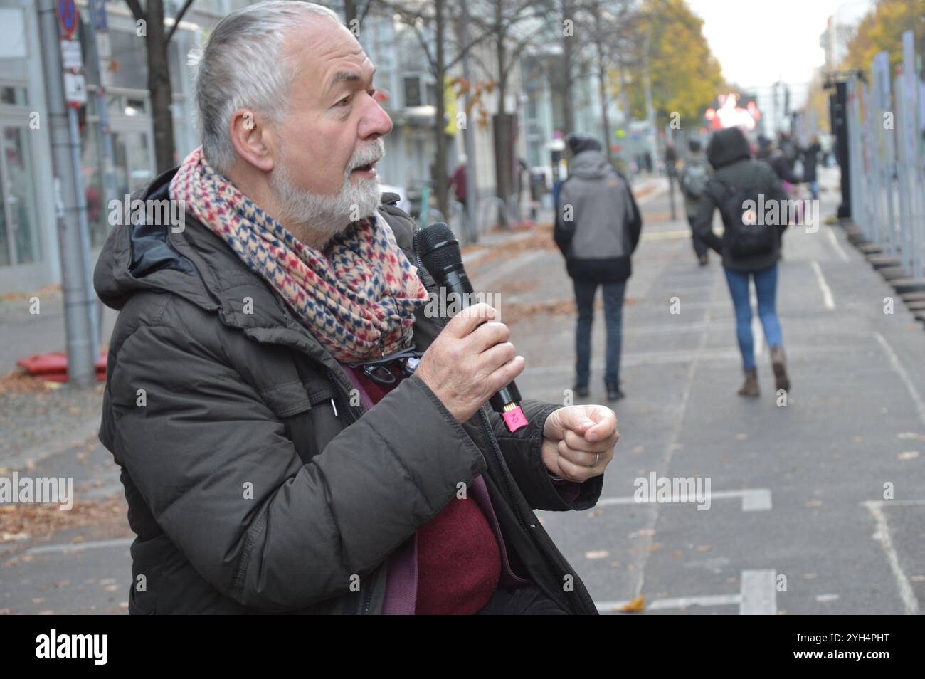 Berlino, Germania - il teologo e politico Markus Meckel parla a Zimmerstrasse vicino al Checkpoint Charlie - celebrazione della caduta del muro di Berlino 35 anni fa. (Foto di Markku Rainer Peltonen) Foto Stock