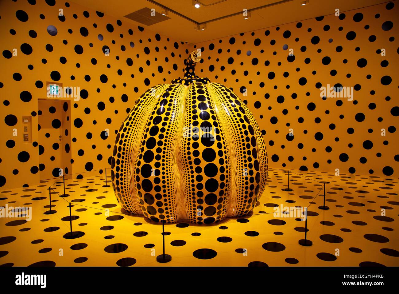 L'arte di Yayoi Kusama è esposta all'interno e all'esterno del Matsumoto City Museum of Art di Nagano in Giappone Foto Stock