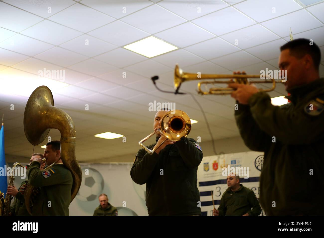 Odessa, Ucraina. 9 novembre 2024. Esibizione di musicisti dell'orchestra da concerto dell'Accademia militare di Odessa, Brass Band "Good Evening" nella hall dello stadio Chornomorets. Esibizione di musicisti dell'orchestra da concerto dell'Accademia militare di Odessa, Brass Band "Good Evening" nella hall dello stadio Chornomorets. L'obiettivo è sostenere il morale della popolazione durante l'aggressione militare della Federazione Russa. (Foto di Viacheslav Onyshchenko/SOPA Images/Sipa USA) credito: SIPA USA/Alamy Live News Foto Stock