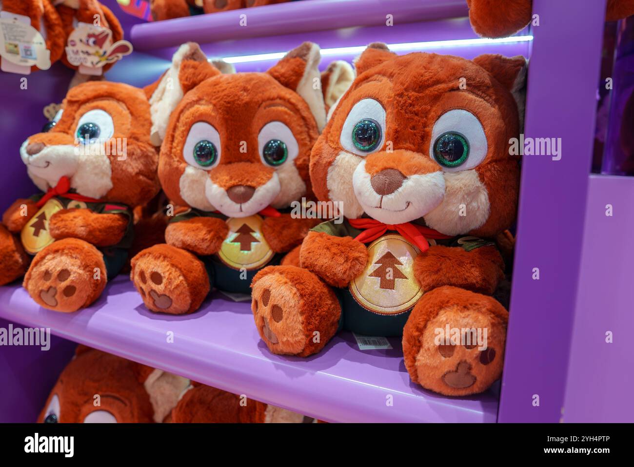 Peluche Fox Toys con emblemi natalizi sullo scaffale viola nel negozio di giocattoli Foto Stock