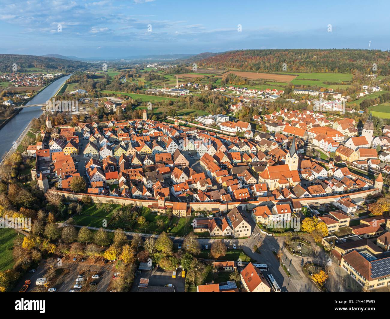 Centro storico del paese di Berching, case a graticcio, mura cittadine, vista aerea , Berching, Baviera, Germania Foto Stock