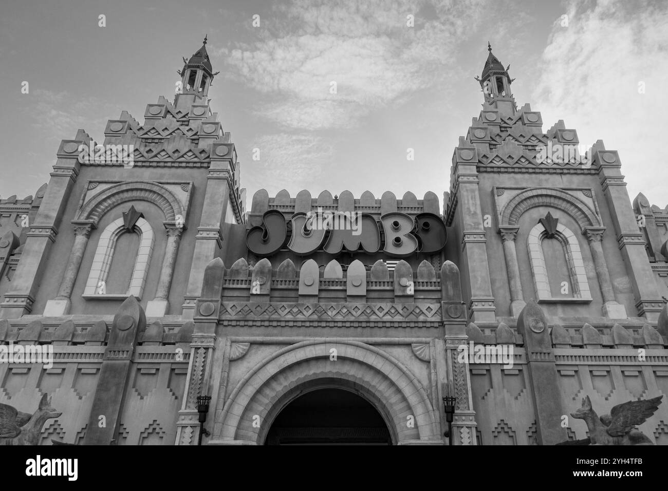 Eilat, Israele - 10 maggio 2024: Negozio Jumbo Grecia. Eilat, Israele, presso il vecchio edificio biblico del parco a tema Kings City Foto Stock Eilat, Israele - 10 maggio 2024: Negozio Jumbo Grecia. Eilat, Israele, presso il vecchio edificio biblico del parco a tema Kings City Foto Stock