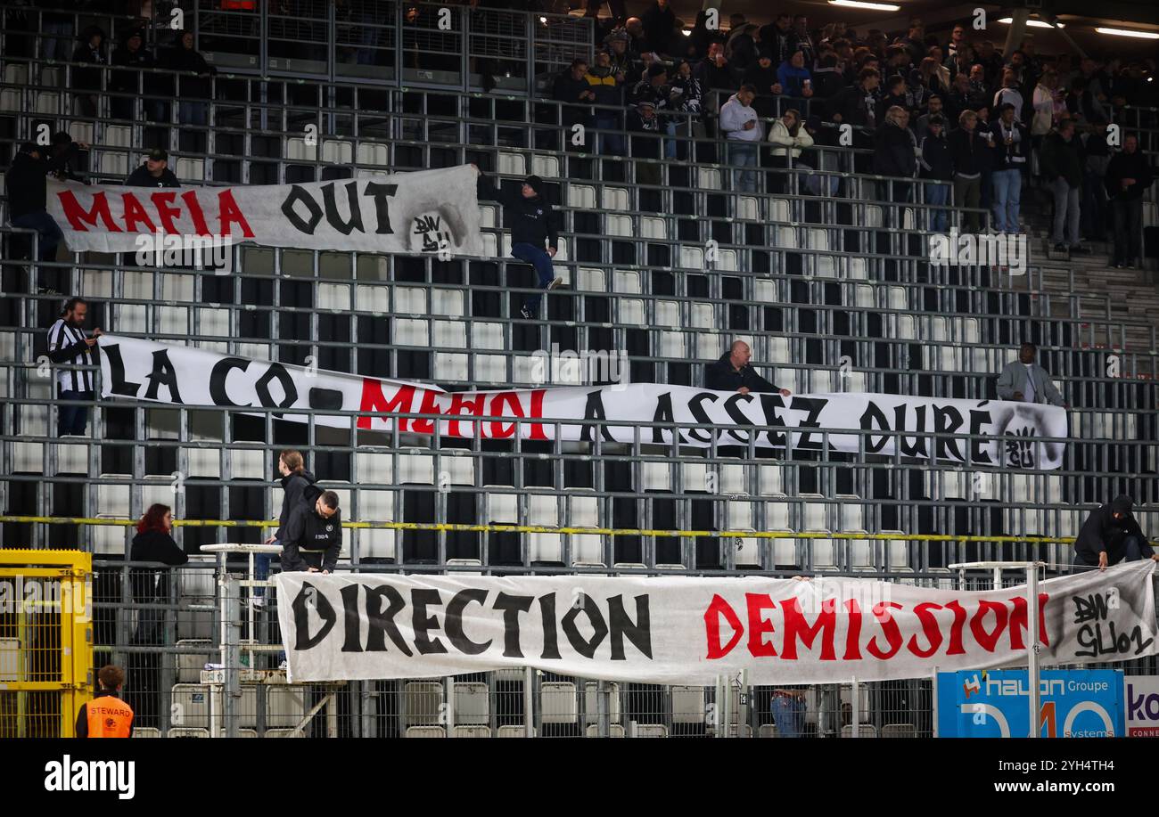 Charleroi, Belgio. 9 novembre 2024. I tifosi del Charleroi nella foto prima di una partita di calcio tra lo Sporting Charleroi e il KVC Westerlo, sabato 09 novembre 2024 a Charleroi, il giorno 14 della stagione 2024-2025 della prima divisione del campionato belga 'Jupiler Pro League'. BELGA PHOTO VIRGINIE LEFOUR credito: Belga News Agency/Alamy Live News Foto Stock