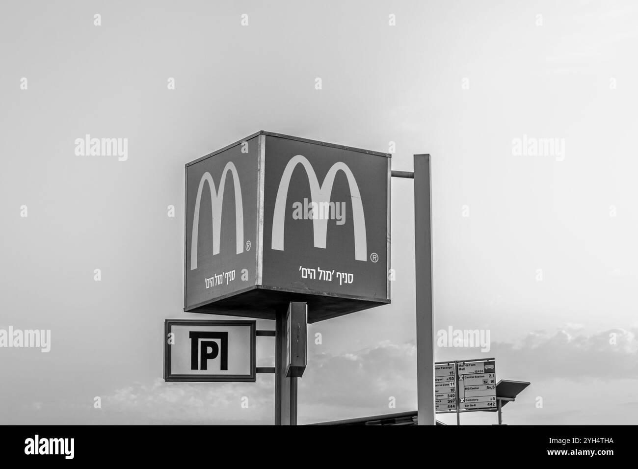 Eilat, Israele - 10 maggio 2024: Cartello McDonald's che indica una posizione vicina al Mall Hayam Mall, un famoso centro commerciale esentasse di Eilat Foto Stock