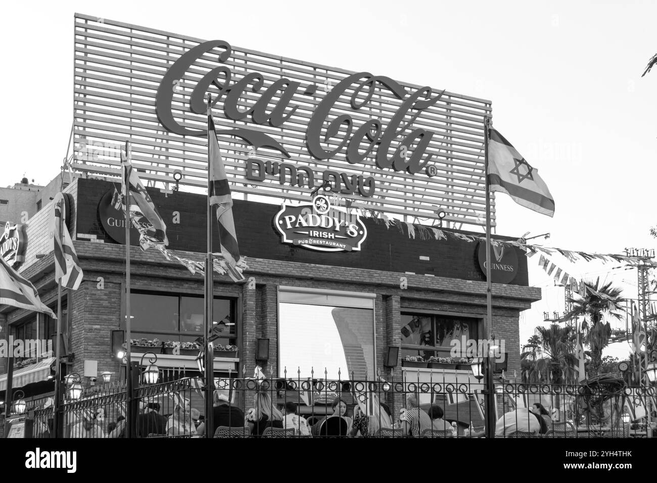 Eilat, Israele - 10 maggio 2024: Pub Paddy's Irish Bar a Eilat, gente che cena all'aperto in bianco e nero Foto Stock