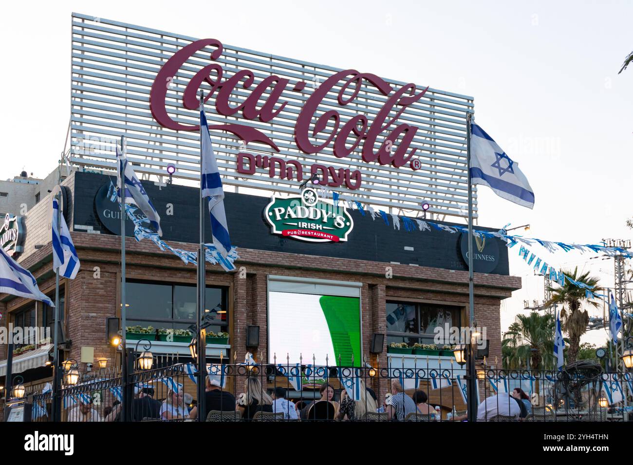 Eilat, Israele - 10 maggio 2024: Pub Paddy's Irish Bar a Eilat, gente che cena all'aperto Foto Stock