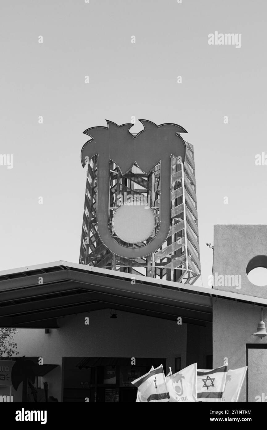 Yotvata, Israele - 12 maggio 2024: Insegna con il logo Yotvata Dairy presso il centro visitatori della fabbrica Yotvata Park in bianco e nero Foto Stock