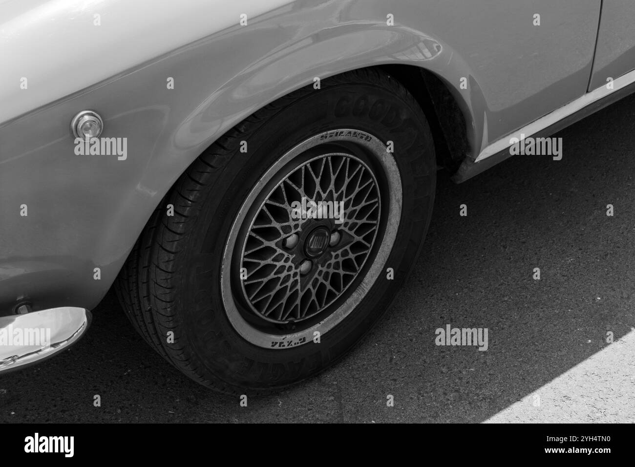 Mitzpe Ramon, Israele - 10 maggio 2024: Primo piano della Fiat 124 Sport Spider su un'auto da collezione d'epoca convertibile in bianco e nero Foto Stock