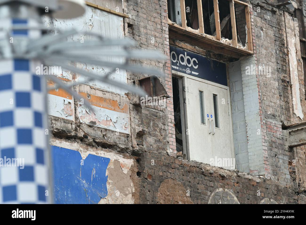 La porta interiore dell'O2 ABC si rivela mentre l'edificio viene demolito. 9 novembre 2024 Foto Stock