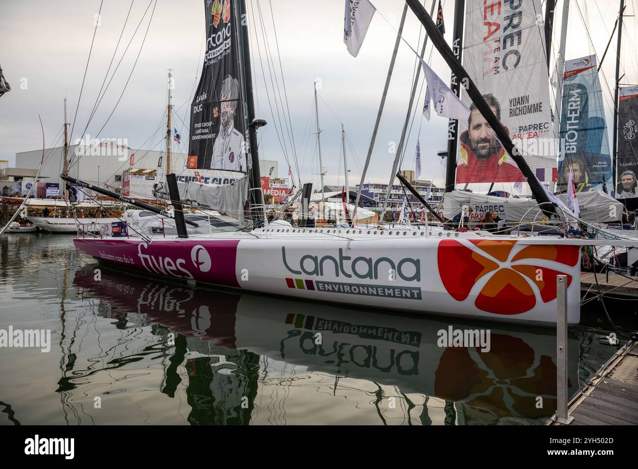 LES SABLES D'OLONNE, FRANCIA - 8 NOVEMBRE 2024: Barca Louis Duc (Fives Group - Lantana Environnement) sul pontone Vendee Globe 2024 l'8 novembre 2 Foto Stock