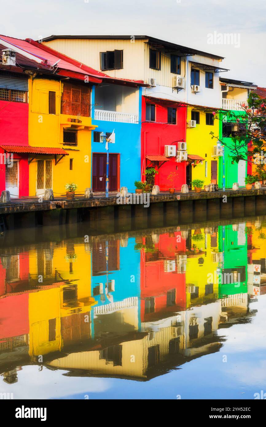 Città di Malacca, in Malesia, sulle rive del fiume Malacca, patrimonio dell'umanità dell'UNESCO, case colorate che si riflettono in acque calme. Foto Stock