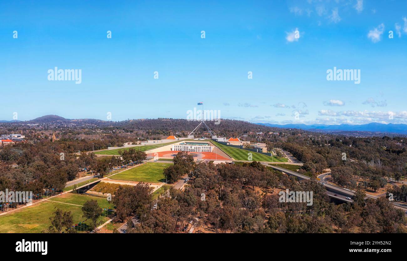 Park centrato sul parlamento federale e sul governo nazionale nella capitale dell'Australia canberra - vista aerea urbana. Foto Stock