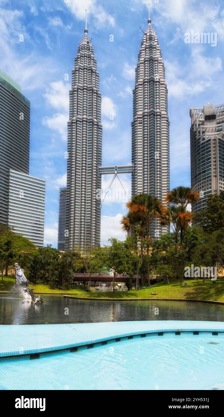 Parco cittadino, spazio pubblico per lo svago vicino alle alte torri gemelle a Kuala Lumpur, in Malesia. Foto Stock