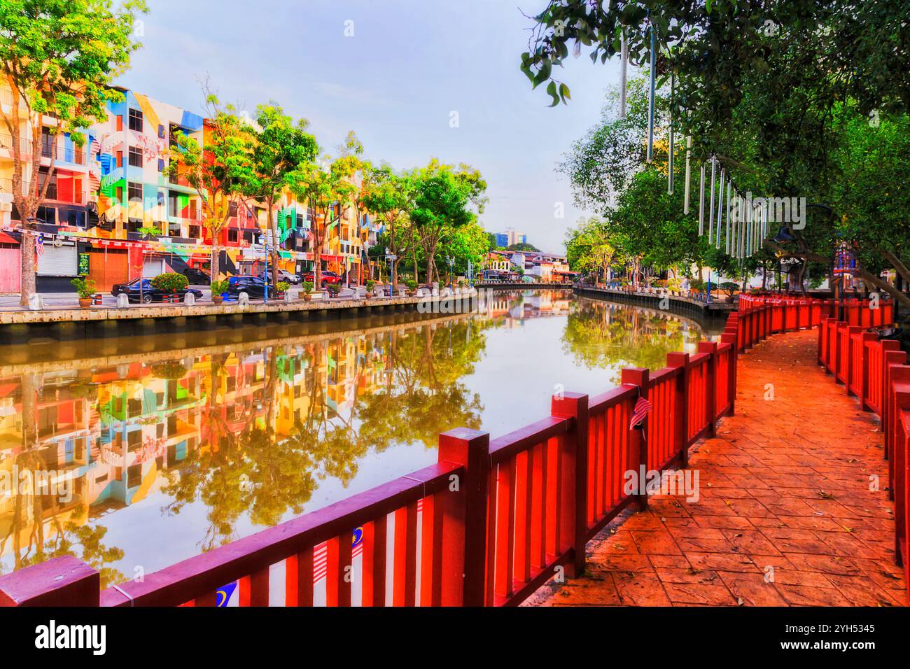 Passerella dipinta di rosso lungo il fiume Malacca nella città malese di Malacca, storico sito di insediamento dell'UNESCO. Foto Stock