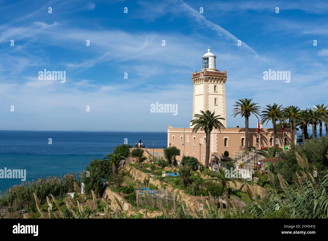 Persone che visitano il faro di Cap Spartel vicino alla città di Tangeri, Marocco. Foto Stock