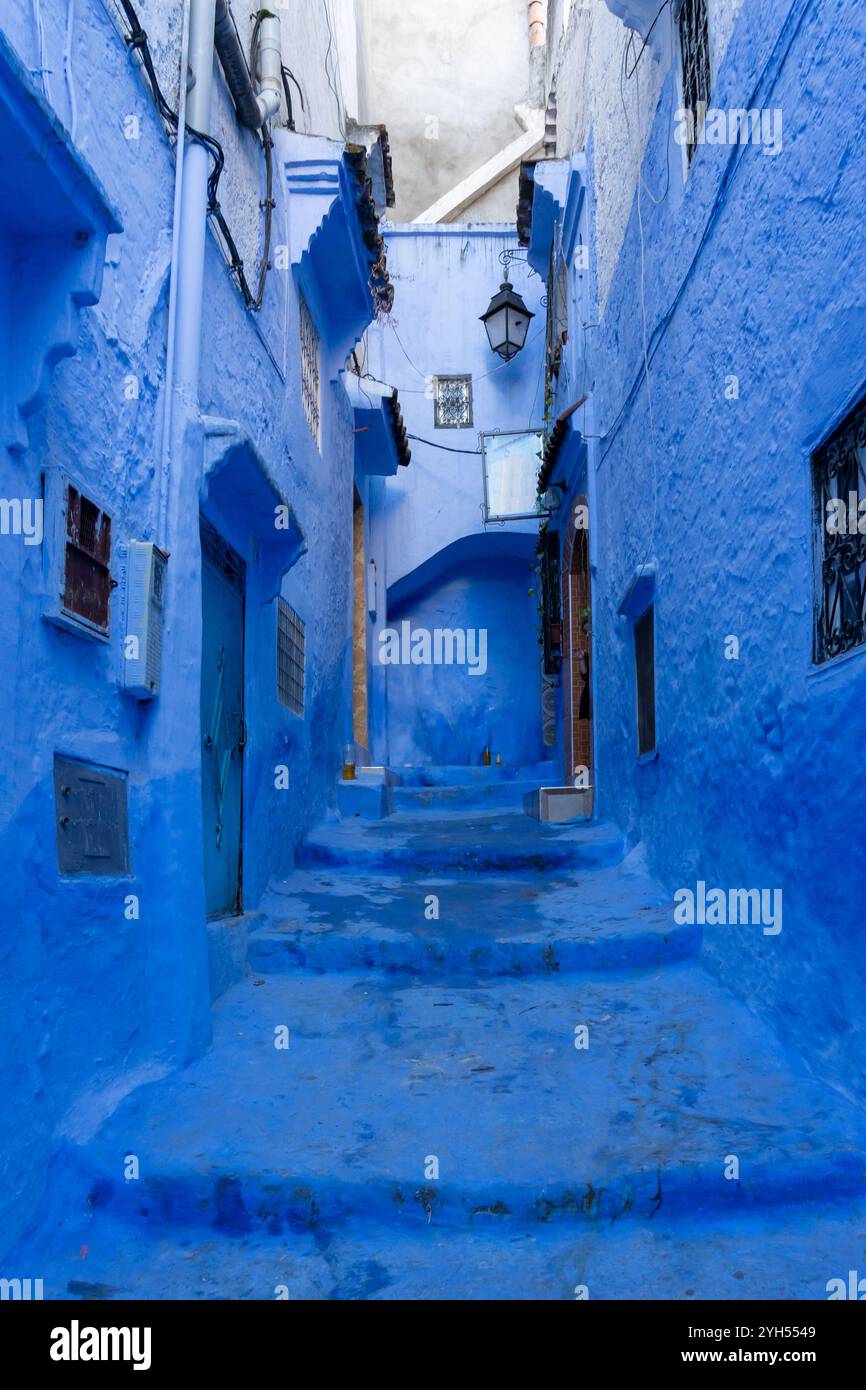 Case e strade di colore blu a Chefchaouen, Marocco. Chefchaouen è una piccola città delle montagne del Rif ed è spesso indicata come la "città blu" Foto Stock