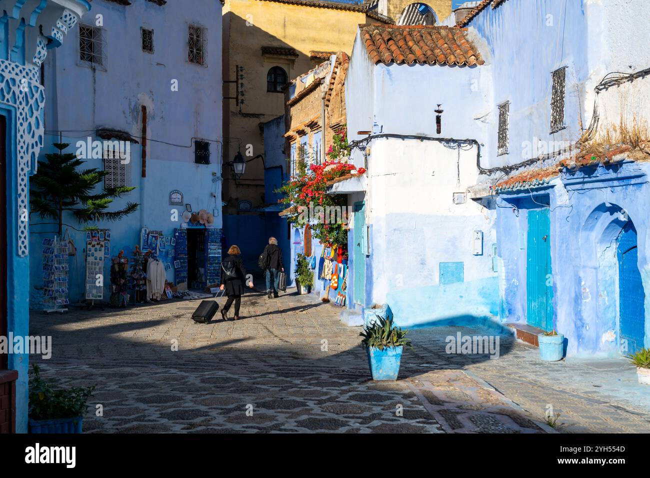 Chefchaouen, Marocco - 23 ottobre 2024: Due donne irriconoscibili con bagagli che si allontanano a medina a Chefchaouen, Marocco. Foto Stock