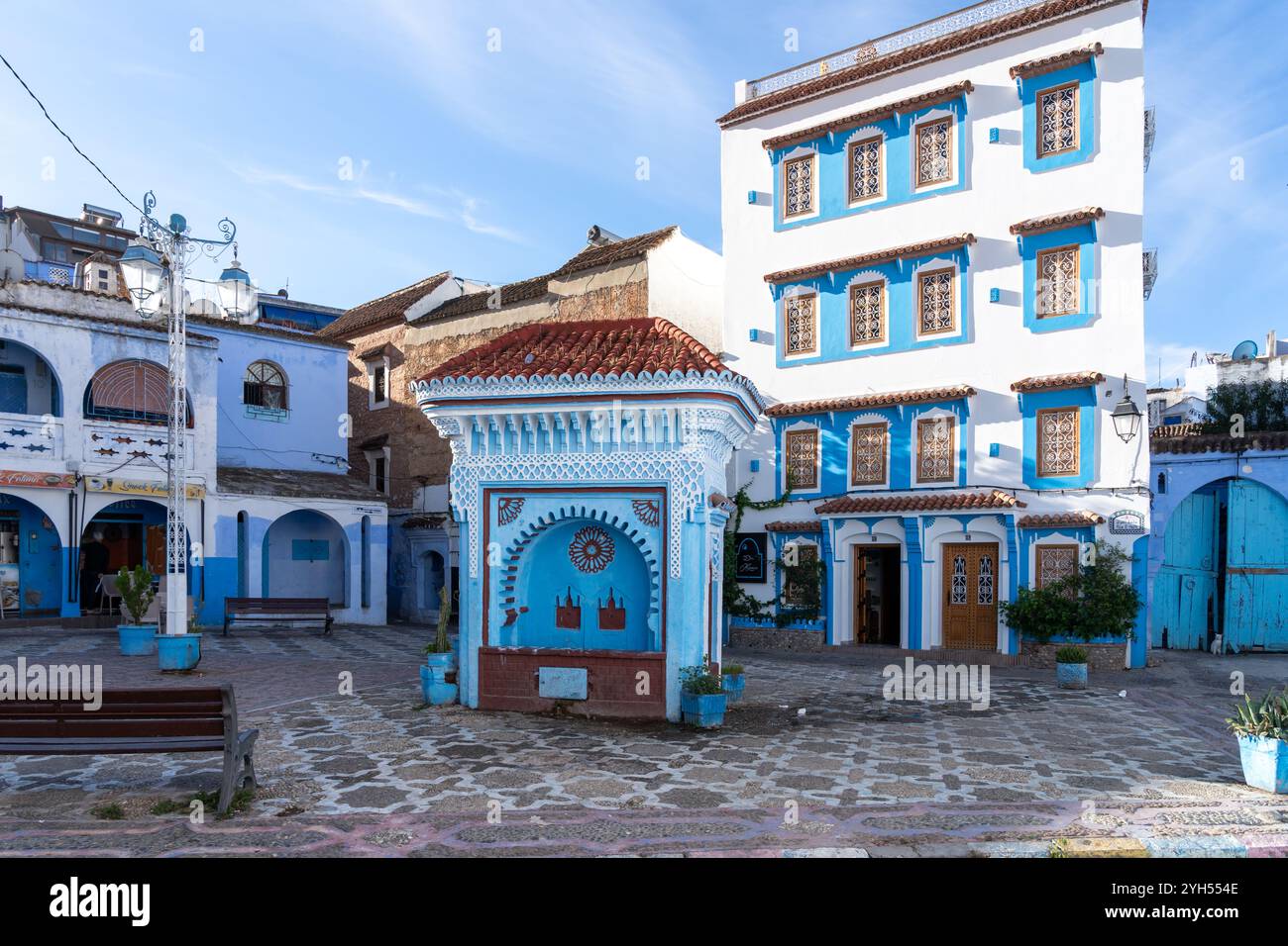 Piazza El Haouta con una fontana a quattro lati al mattino presso la medina di Chefchaouen, Marocco Foto Stock