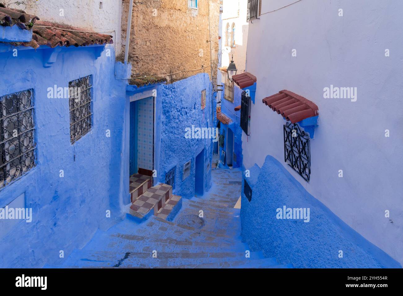 Case e strade di colore blu a Chefchaouen, Marocco. Chefchaouen è una piccola città delle montagne del Rif ed è spesso indicata come la "città blu" Foto Stock