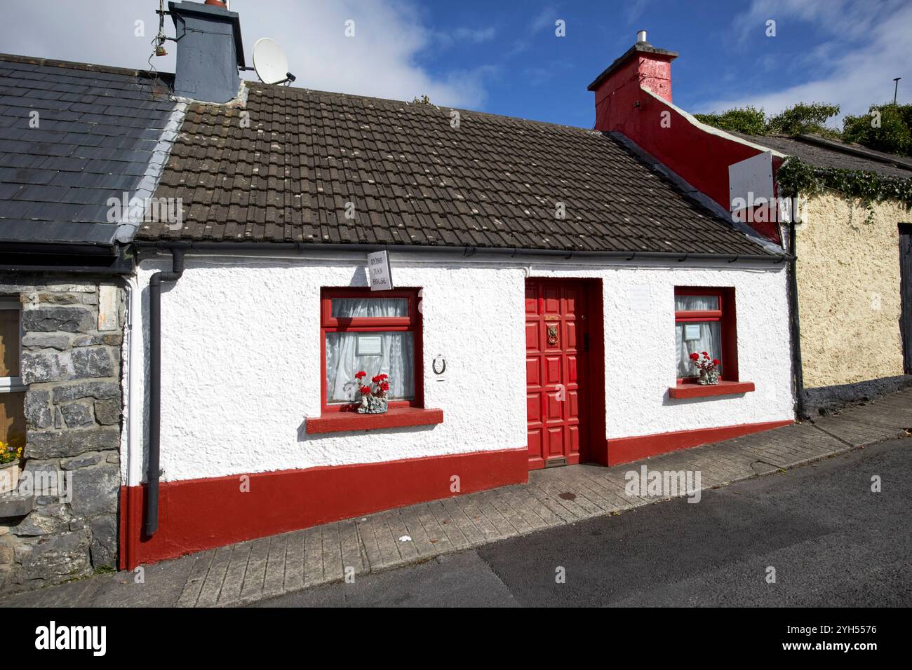 fila di vecchi cottage in pietra, tra cui la casa dei dying mans, utilizzata come location per le riprese del film the quiet man cong, contea di mayo, repubblica d'irlanda Foto Stock